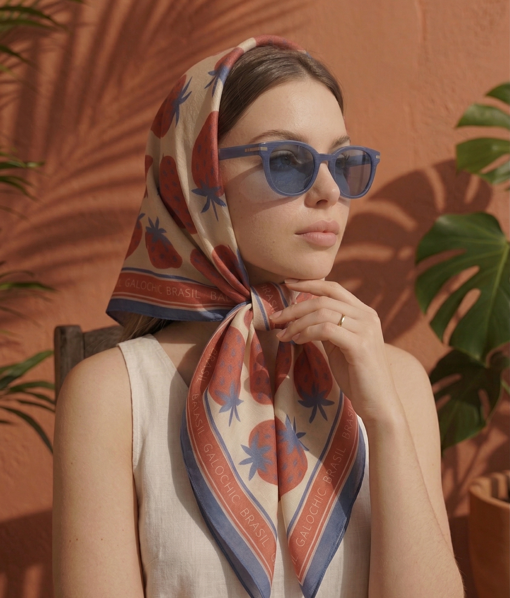 Lenço Capri Berry - Seda Gloss Estampa Morango e Azul