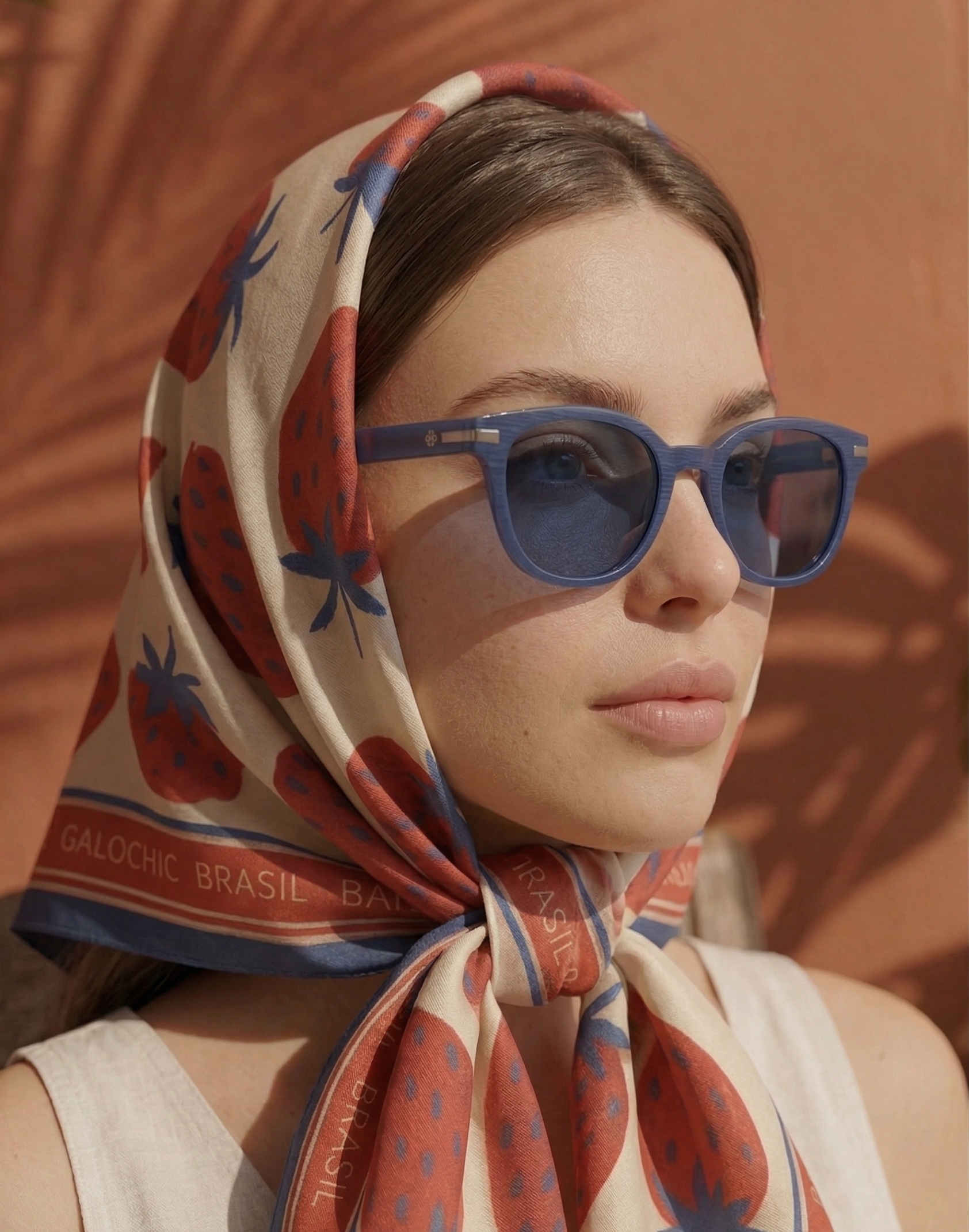 Lenço Capri Berry - Seda Gloss Estampa Morango e Azul